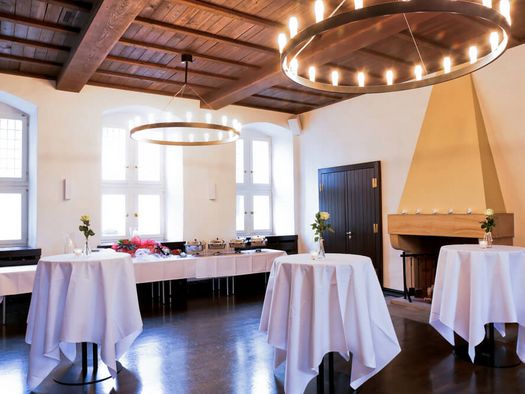 Stehtische und Buffet im Vorraum des Rittersaals im Schloß Broich