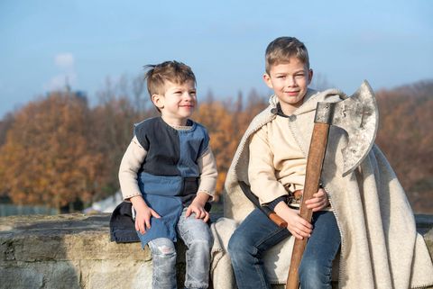 Kinder im Herbst auf einer Mauer von Schloß Broich