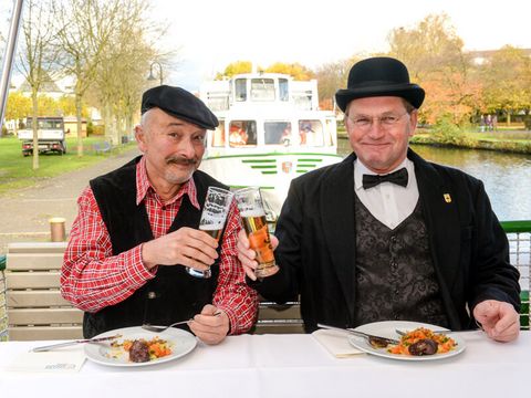 Mölmsche Mahlzeit auf dem Freideck der Weißen Flotte Mülheim