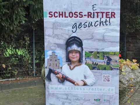 Schloss-Retter-Banner auf der Minigolf-Anlage in Broich