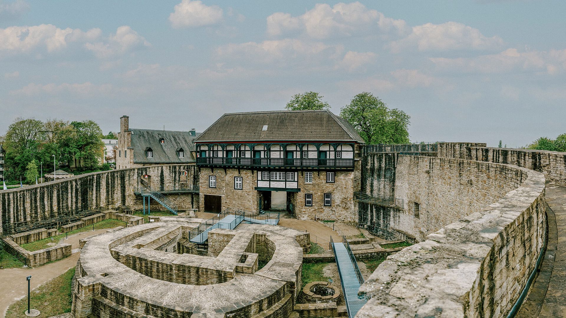 Erlebnispfad in der historischen Anlage von Schloß Broich im April 2024