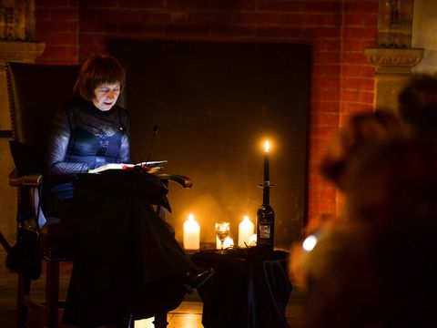 Dagmar Schenda bei einer Lesung im Rahmen der Schloss-Retter-Aktion im Rittersaal von Schloß Broich