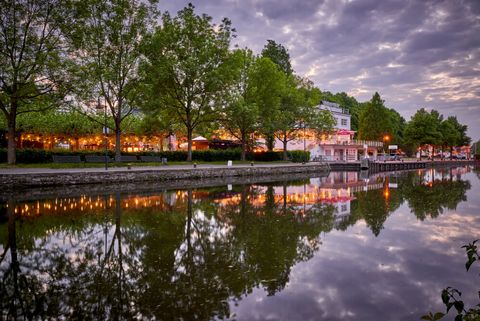 Beleuchteter Wasserbahnhof am Abend auf der Mülheimer Schleuseninsel