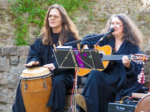 Corny Held beim Schloss-Retter-Konzert im Innenhof von Schloß Broich