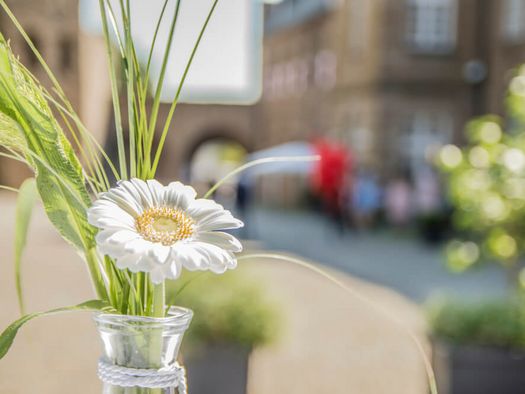 Blumendekoration für einen Sektempfang im Innenhof von Schloß Broich